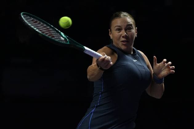 2025 WTA, Tennis Damen Finals RIYADH, SAUDI ARABIA – NOVEMBER 5: Iga Swiatek (not seen) of Poland plays against Amanda Anisimova of USA during their final group-stage match on Day 5 of the 2025 WTA Finals, part of the Hologic WTA Tour, at King Saud University Indoor Arena in Riyadh, Saudi Arabia, on November 5, 2025. Artur Widak Anadolu Riyadh Saudi Arabia. Editorial use only. Please get in touch for any other usage.  Copyright: x2025xAnadoluxArturxWidakx