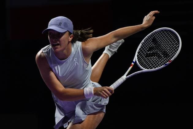 2025 WTA, Tennis Damen Finals RIYADH, SAUDI ARABIA – NOVEMBER 5: Iga Swiatek of Poland plays against Amanda Anisimova (not seen) of USA during their final group-stage match on Day 5 of the 2025 WTA Finals, part of the Hologic WTA Tour, at King Saud University Indoor Arena in Riyadh, Saudi Arabia, on November 5, 2025. Artur Widak Anadolu Riyadh Saudi Arabia. Editorial use only. Please get in touch for any other usage.  Copyright: x2025xAnadoluxArturxWidakx