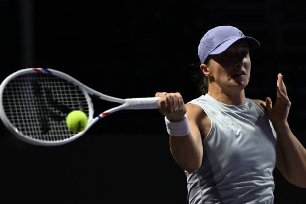 2025 WTA, Tennis Damen Finals RIYADH, SAUDI ARABIA – NOVEMBER 5: Iga Swiatek of Poland plays against Amanda Anisimova (not seen) of USA during their final group-stage match on Day 5 of the 2025 WTA Finals, part of the Hologic WTA Tour, at King Saud University Indoor Arena in Riyadh, Saudi Arabia, on November 5, 2025. Artur Widak Anadolu Riyadh Saudi Arabia. Editorial use only. Please get in touch for any other usage.  Copyright: x2025xAnadoluxArturxWidakx