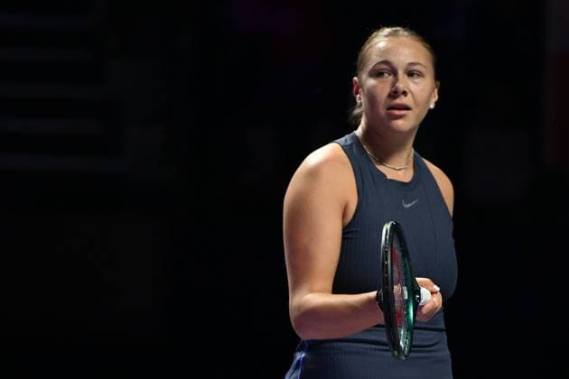2025 WTA, Tennis Damen Finals RIYADH, SAUDI ARABIA – NOVEMBER 5: Iga Swiatek (not seen) of Poland plays against Amanda Anisimova of USA during their final group-stage match on Day 5 of the 2025 WTA Finals, part of the Hologic WTA Tour, at King Saud University Indoor Arena in Riyadh, Saudi Arabia, on November 5, 2025. Artur Widak Anadolu Riyadh Saudi Arabia. Editorial use only. Please get in touch for any other usage.  Copyright: x2025xAnadoluxArturxWidakx