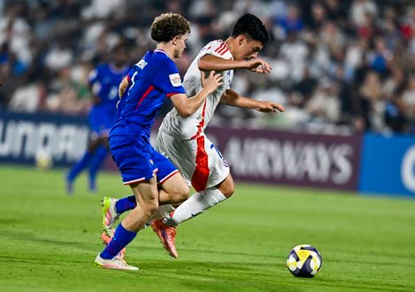 France v Chile : Group J - FIFA U-17 World Cup Qatar 2025 Lucas Batbedat (L) of France and Lan Alegria of Chile in action during the FIFA U-17 World Cup Qatar 2025 Group K match between France and Chile in Doha, Qatar, on November 5, 2025. DOHA Qatar Copyright: xNOUSHADx