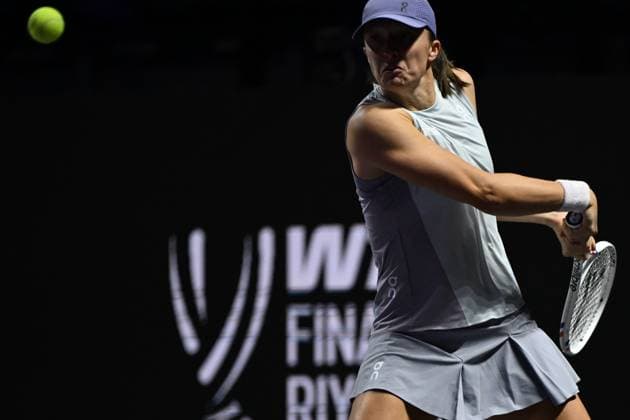 2025 WTA, Tennis Damen Finals RIYADH, SAUDI ARABIA – NOVEMBER 5: Iga Swiatek of Poland plays against Amanda Anisimova (not seen) of USA during their final group-stage match on Day 5 of the 2025 WTA Finals, part of the Hologic WTA Tour, at King Saud University Indoor Arena in Riyadh, Saudi Arabia, on November 5, 2025. Artur Widak Anadolu Riyadh Saudi Arabia. Editorial use only. Please get in touch for any other usage.  Copyright: x2025xAnadoluxArturxWidakx