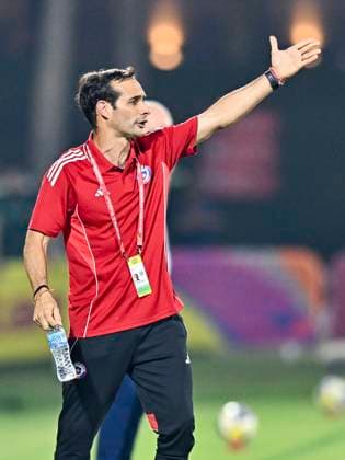 France v Chile : Group J - FIFA U-17 World Cup Qatar 2025 Head Coach of Chile Sebastian Miranda reacts during the FIFA U-17 World Cup Qatar 2025 Group K match between France and Chile in Doha, Qatar, on November 5, 2025. DOHA Qatar Copyright: xNOUSHADx