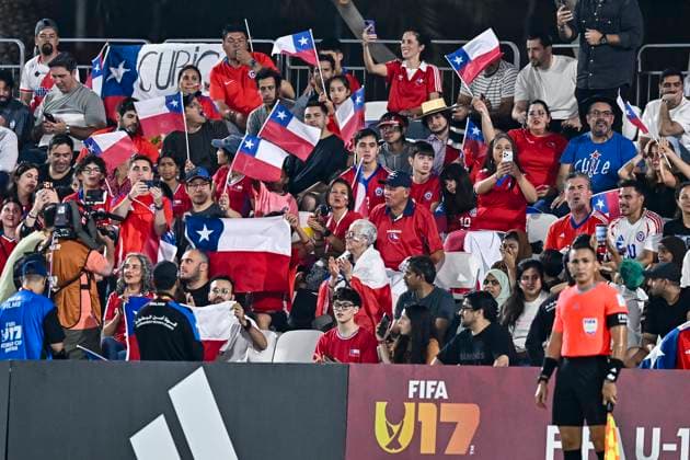 France v Chile : Group J - FIFA U-17 World Cup Qatar 2025 Fans of chile cheer during the FIFA U-17 World Cup Qatar 2025 Group K match between France and Chile in Doha, Qatar, on November 5, 2025. DOHA Qatar Copyright: xNOUSHADx