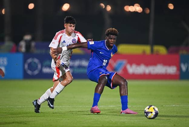 Football, Juniors U 17 World Cup 2025 Doha Qatar Preliminary round 05 11 2025 Group K France Chile Christ Batola r, France vs Jaime Poblete l, Chile