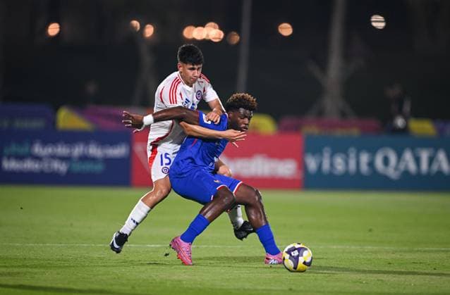 Football, Juniors U 17 World Cup 2025 Doha Qatar Preliminary round 05 11 2025 Group K France Chile Christ Batola r, France vs Jaime Poblete l, Chile