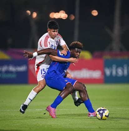 Football, Juniors U 17 World Cup 2025 Doha Qatar Preliminary round 05 11 2025 Group K France Chile Christ Batola r, France vs Jaime Poblete l, Chile