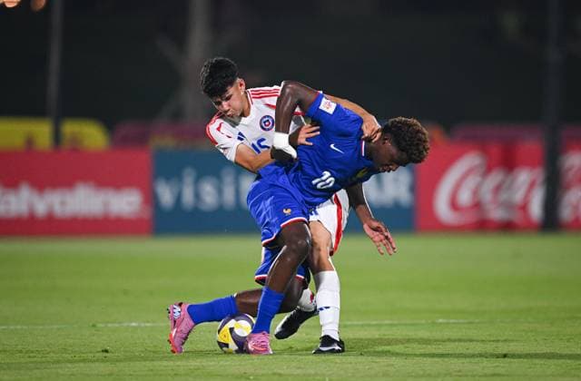 Football, Juniors U 17 World Cup 2025 Doha Qatar Preliminary round 05 11 2025 Group K France Chile Christ Batola r, France vs Jaime Poblete l, Chile