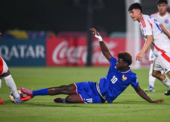Football, Junior U 17 World Cup 2025 Doha Qatar Preliminary Round 05 11 2025 Group K France Chile Christ Batola Boden, France and Jaime Poblete re, Chile