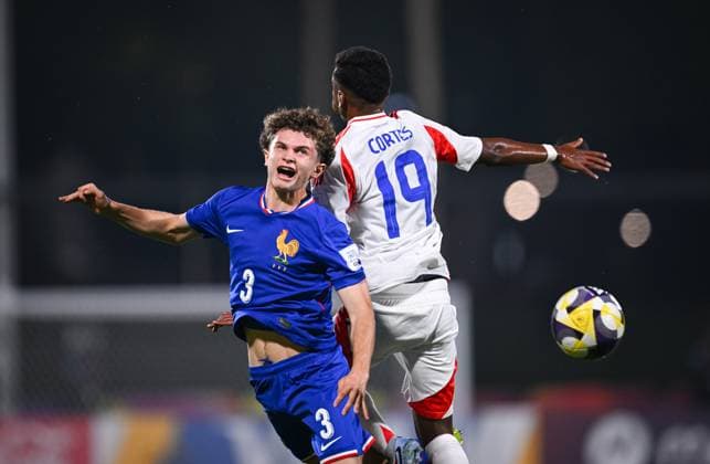 Football, Junior U 17 World Cup 2025 Doha Qatar Preliminary round 05 11 2025 Group K France Chile Lucas Batbedat left, France vs Jhon Cortes right, Chile
