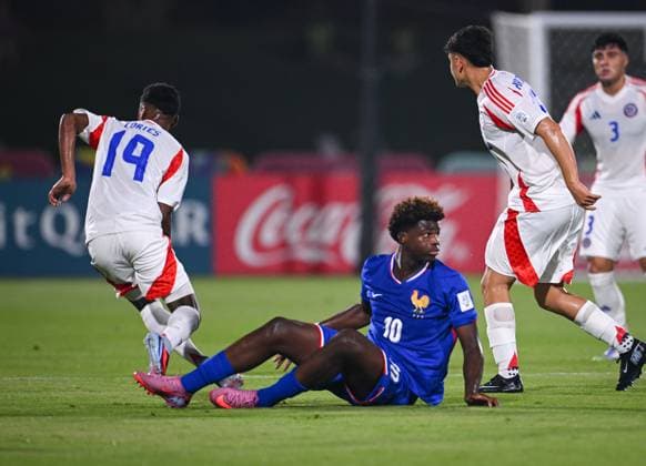 Soccer, Junior U 17 World Cup 2025 Doha Qatar Preliminary Round 05 11 2025 Group K France Chile Christ Batola center, France disappointed, Jaime Poblete right, Chile