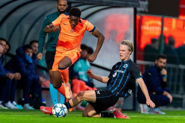 2025-11-05 Club Brugge KV v FC Barcelona, Barca - UEFA Youth League 2025 26 ROESELARE, BELGIUM - NOVEMBER 5: Sama Nomoko of FC Barcelona battles for the ball with Alexander Vandeperre of Club Brugge during the UEFA Youth League 2025 26 match between Club Brugge KV and FC Barcelona at The NEST on November 5, 2025 in Roeselare, Belgium. Roeselare The NEST Belgium Content not available for redistribution in The Netherlands directly or indirectly through any third parties. Copyright: xJorisxVerwijstx