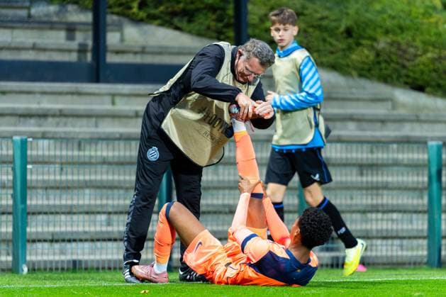 2025-11-05 Club Brugge KV v FC Barcelona, Barca - UEFA Youth League 2025 26 ROESELARE, BELGIUM - NOVEMBER 5: Shane Kluivert of FC Barcelona receives medical treatment during the UEFA Youth League 2025 26 match between Club Brugge KV and FC Barcelona at The NEST on November 5, 2025 in Roeselare, Belgium. Roeselare The NEST Belgium Content not available for redistribution in The Netherlands directly or indirectly through any third parties. Copyright: xJorisxVerwijstx