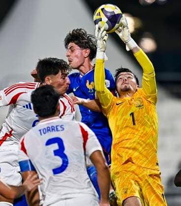 France v Chile : Group J - FIFA U-17 World Cup Qatar 2025 Ilan Jourdren (R) of France and Bruno Torres of Chilein action during the FIFA U-17 World Cup Qatar 2025 Group K match between France and Chile in Doha, Qatar, on November 5, 2025. DOHA Qatar Copyright: xNOUSHADx