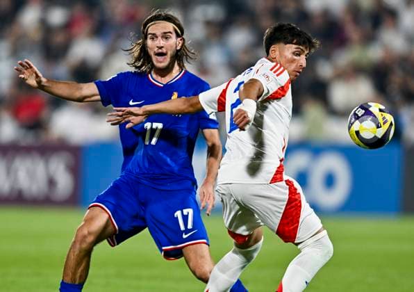 France v Chile : Group J - FIFA U-17 World Cup Qatar 2025 Milan Leccese (L) of France and Francisco Daza of Chilein action during the FIFA U-17 World Cup Qatar 2025 Group K match between France and Chile in Doha, Qatar, on November 5, 2025. DOHA Qatar Copyright: xNOUSHADx