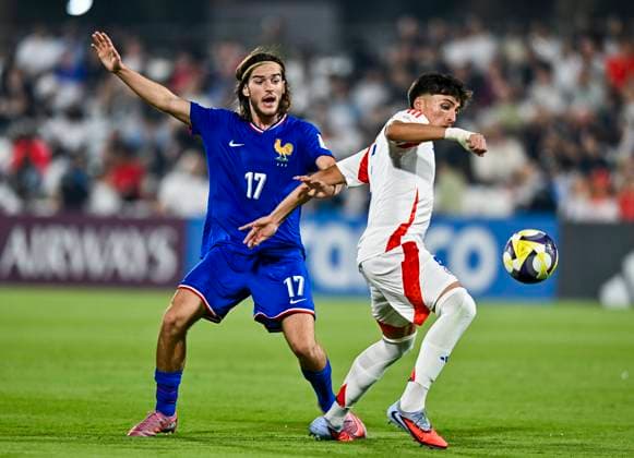 France v Chile : Group J - FIFA U-17 World Cup Qatar 2025 Milan Leccese (L) of France and Francisco Daza of Chilein action during the FIFA U-17 World Cup Qatar 2025 Group K match between France and Chile in Doha, Qatar, on November 5, 2025. DOHA Qatar Copyright: xNOUSHADx