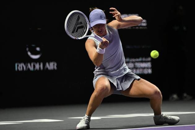 2025 WTA, Tennis Damen Finals RIYADH, SAUDI ARABIA – NOVEMBER 5: Iga Swiatek of Poland plays against Amanda Anisimova (not seen) of USA during their final group-stage match on Day 5 of the 2025 WTA Finals, part of the Hologic WTA Tour, at King Saud University Indoor Arena in Riyadh, Saudi Arabia, on November 5, 2025. Artur Widak Anadolu Riyadh Saudi Arabia. Editorial use only. Please get in touch for any other usage.  Copyright: x2025xAnadoluxArturxWidakx