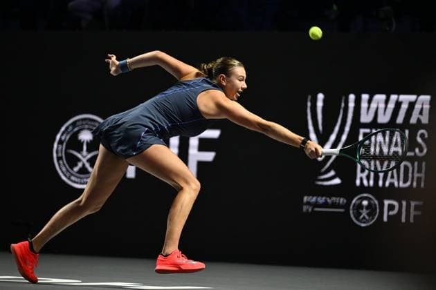 2025 WTA, Tennis Damen Finals RIYADH, SAUDI ARABIA – NOVEMBER 5: Iga Swiatek (not seen) of Poland plays against Amanda Anisimova of USA during their final group-stage match on Day 5 of the 2025 WTA Finals, part of the Hologic WTA Tour, at King Saud University Indoor Arena in Riyadh, Saudi Arabia, on November 5, 2025. Artur Widak Anadolu Riyadh Saudi Arabia. Editorial use only. Please get in touch for any other usage.  Copyright: x2025xAnadoluxArturxWidakx
