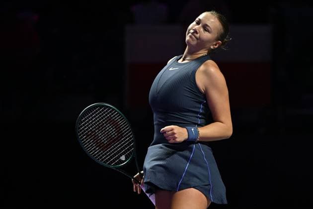 2025 WTA, Tennis Damen Finals RIYADH, SAUDI ARABIA – NOVEMBER 5: Iga Swiatek (not seen) of Poland plays against Amanda Anisimova of USA during their final group-stage match on Day 5 of the 2025 WTA Finals, part of the Hologic WTA Tour, at King Saud University Indoor Arena in Riyadh, Saudi Arabia, on November 5, 2025. Artur Widak Anadolu Riyadh Saudi Arabia. Editorial use only. Please get in touch for any other usage.  Copyright: x2025xAnadoluxArturxWidakx