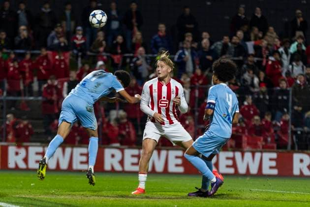 UEFA Youth League 1 FC Köln Racing FC Union Luxembourg 05 11 2025 Fynn Schenten 1 FC Köln U19, 9 scores the goal to take a 1-0 lead UEFA Youth League, second leg of the Champions Route Round 2, 1 FC Köln Racing FC Union Luxembourg, on 05 11 2025, Franz Kremer Stadium, Cologne Copyright: xBEAUTIFULxSPORTS Meuselx