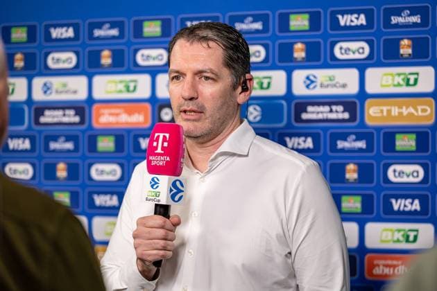 Ty Harrelson Ratiopharm Ulm, Head Coach Interview Telekom Magenta Sport Microphone Mimic sweating tense before the game, GER, ratiopharm ulm vs London Lions, Basketball, 6 round, BKT EuroCup, 2025 2026 season, 05 11 2025, GER, ratiopharm ulm vs London Lions, Basketball, 6 round, BKT EuroCup, 2025 2026 season, 05 11 2025 New Ulm Copyright: xEibner-Pressefoto JanixPlessx EP_JPL