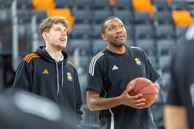 Felix Benderoth Ratiopharm Ulm, athletic trainer and Tyron McCoy Ratiopharm Ulm, co-trainer before the game during warm up happy look up with ball in hand, GER, ratiopharm ulm vs London Lions, Basketball, 6 round, BKT EuroCup, 2025 2026 season, 05 11 2025, GER, ratiopharm ulm vs London Lions, Basketball, 6 round, BKT EuroCup, 2025 2026 season, 05 11 2025 New Ulm Copyright: xEibner-Pressefoto JanixPlessx EP_JPL