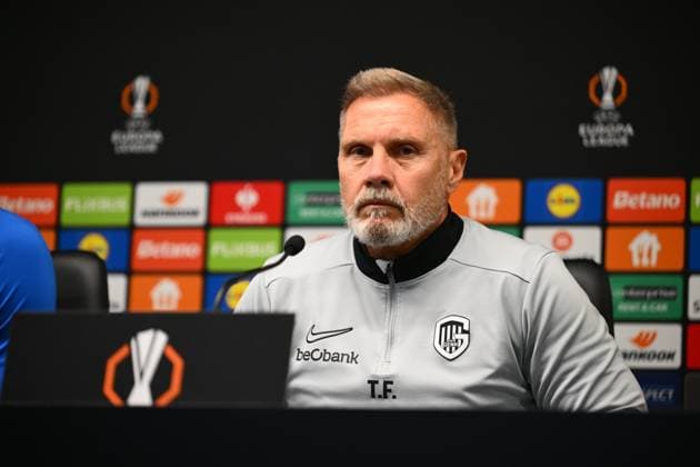 SC Braga v KRC Genk - UEFA Europa League Media Activities 05 11 2025 BRAGA, PORTUGAL - NOVEMBER 05 : Fink Thorsten head coach of KRC Genk and Smets Matte defender of KRC Genk talking to the press during a press conference, PK, Pressekonferenz ahead of the UEFA Europa League 2025 26 League Phase MD4 match between SC Braga and KRC Genk on November 5, 2025 in Braga, Portugal, 05 11 2025 Braga Portugal  Copyright: xVincentxKalutx