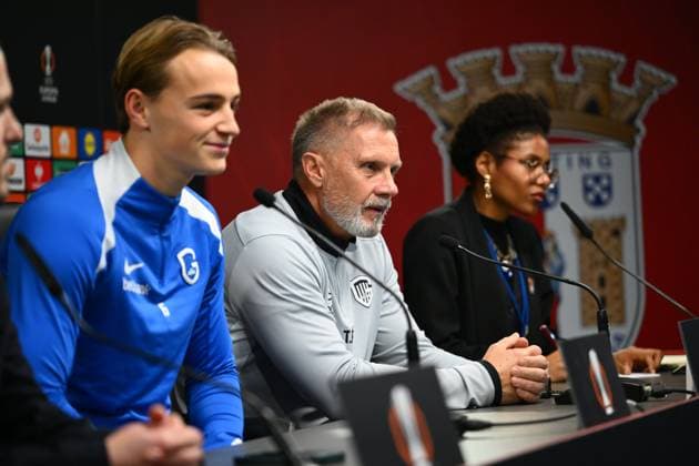SC Braga v KRC Genk - UEFA Europa League Media Activities 05 11 2025 BRAGA, PORTUGAL - NOVEMBER 05 : Fink Thorsten head coach of KRC Genk and Smets Matte defender of KRC Genk talking to the press during a press conference, PK, Pressekonferenz ahead of the UEFA Europa League 2025 26 League Phase MD4 match between SC Braga and KRC Genk on November 5, 2025 in Braga, Portugal, 05 11 2025 Braga Portugal  Copyright: xVincentxKalutx