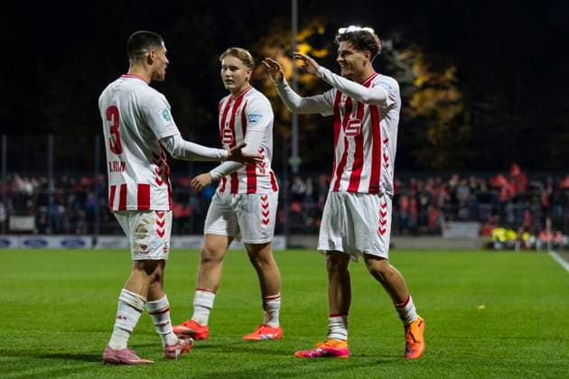 UEFA Youth League 1 FC Köln Racing FC Union Luxembourg 05 11 2025 Alessandro Puzzo 1 FC Köln U19, 11 celebrates with San Luca Spitali 1 FC Köln U19, 3 and Fynn Schenten 1 FC Köln U19, 9 after his goal to lead 2 1 UEFA Youth League, second leg of the Champions Way Round 2, 1 FC Köln Racing FC Union Luxembourg, on 05 11 2025, Franz Kremer Stadion, Cologne Copyright: xBEAUTIFULxSPORTS Meuselx