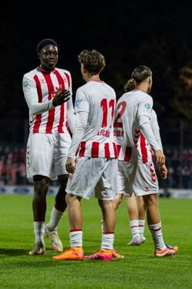 UEFA Youth League 1 FC Köln Racing FC Union Luxembourg 05 11 2025 Alessandro Puzzo 1 FC Köln U19, 11 celebrates with Assad Kotya Fofa 1 FC Köln U19, 4 after his goal to lead 2 1 UEFA Youth League, second leg of the championship round 2, 1 FC Köln Racing FC Union Luxembourg, on 05 11 2025, Franz Kremer Stadion, Cologne Copyright: xBEAUTIFULxSPORTS Meuselx