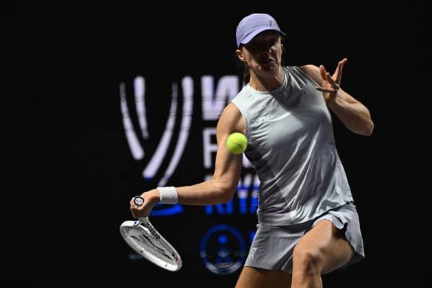 2025 WTA, Tennis Damen Finals RIYADH, SAUDI ARABIA – NOVEMBER 5: Iga Swiatek of Poland plays against Amanda Anisimova (not seen) of USA during their final group-stage match on Day 5 of the 2025 WTA Finals, part of the Hologic WTA Tour, at King Saud University Indoor Arena in Riyadh, Saudi Arabia, on November 5, 2025. Artur Widak Anadolu Riyadh Saudi Arabia. Editorial use only. Please get in touch for any other usage.  Copyright: x2025xAnadoluxArturxWidakx
