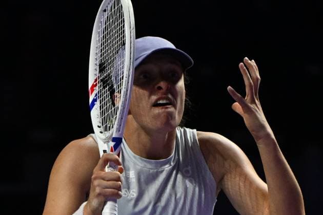2025 WTA, Tennis Damen Finals RIYADH, SAUDI ARABIA – NOVEMBER 5: Iga Swiatek of Poland plays against Amanda Anisimova (not seen) of USA during their final group-stage match on Day 5 of the 2025 WTA Finals, part of the Hologic WTA Tour, at King Saud University Indoor Arena in Riyadh, Saudi Arabia, on November 5, 2025. Artur Widak Anadolu Riyadh Saudi Arabia. Editorial use only. Please get in touch for any other usage.  Copyright: x2025xAnadoluxArturxWidakx