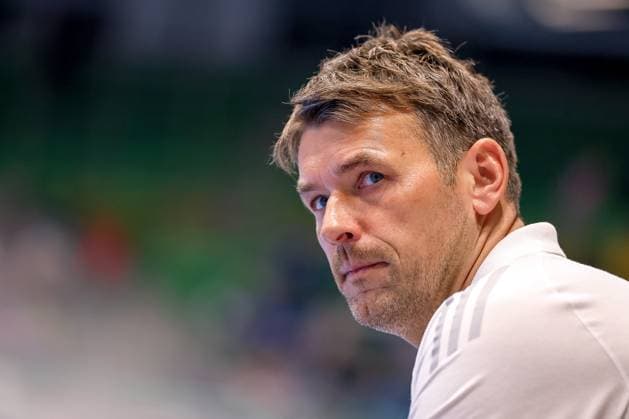 05 11 2025, Handball, Round of 16 DHB Cup, Bergischer HC TSV Hannover Burgdorf, Unihalle Wuppertal Head coach Christian Prokop TSV Hannover Burgdorf hc focused on the sidelines North Rhine-Westphalia Germany