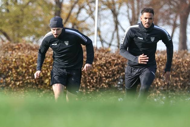 05 November 2025, Football, Training FC Schweinfurt 05, Third League, 3 League, Men From left Lucas Zeller FC Schweinfurt 05, 06 and Michael Dellinger FC Schweinfurt 05, 10 at training Schweinfurt training ground Sachs Stadium Bavaria Lower Franconia Germany