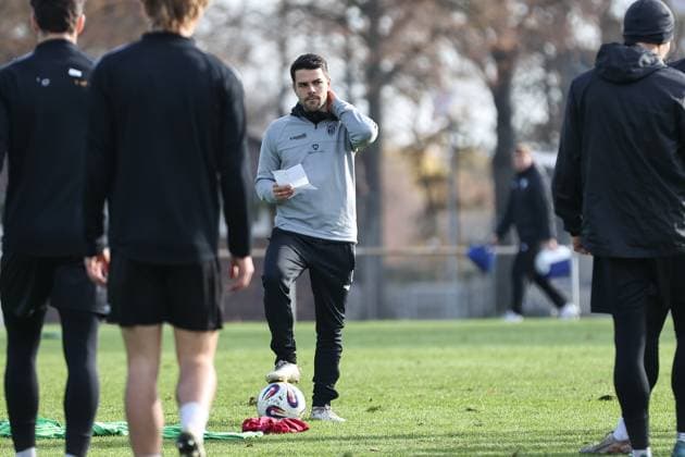 05 November 2025, Football, Training FC Schweinfurt 05, Third League, 3 Liga, Men Coach Victor Kleinhenz FC Schweinfurt 05 gives instructions to his players during training Schweinfurt Training ground Sachs Stadium Bavaria Lower Franconia Germany