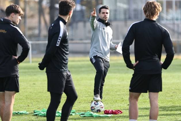 05 November 2025, Football, Training FC Schweinfurt 05, Third League, 3 Liga, Men Coach Victor Kleinhenz FC Schweinfurt 05 gives instructions to his players during training Schweinfurt Training ground Sachs Stadium Bavaria Lower Franconia Germany