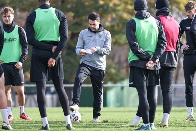 05 November 2025, Football, Training FC Schweinfurt 05, Third League, 3 Liga, Men Coach Victor Kleinhenz FC Schweinfurt 05 gives instructions to his players during training Schweinfurt Training ground Sachs Stadium Bavaria Lower Franconia Germany