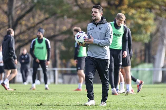 05 November 2025, Soccer, Training FC Schweinfurt 05, Third League, 3 Liga, Men Coach Victor Kleinhenz FC Schweinfurt 05 during training with ball in hand, single photo Schweinfurt training ground Sachs Stadium Bavaria Lower Franconia Germany