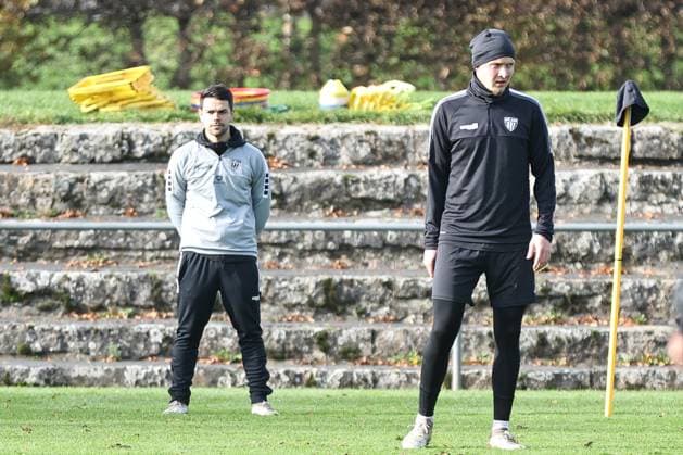 05 November 2025, Soccer, Training FC Schweinfurt 05, Third League, 3 Liga, Men From left Coach Victor Kleinhenz FC Schweinfurt 05 watches his players around Pius Krätschmer FC Schweinfurt 05, 23 during training Schweinfurt Training ground Sachs Stadium Bavaria Lower Franconia Germany