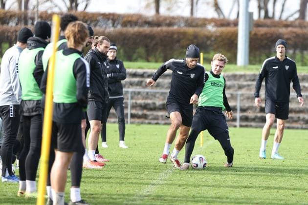 05 November 2025, Football, Training FC Schweinfurt 05, Third League, 3 Liga, Mens duel between Kristian Böhnlein FC Schweinfurt 05, 13 and Jakob Tranziska FC Schweinfurt 05, 17 during training Schweinfurt training ground Sachs Stadium Bavaria Lower Franconia Germany