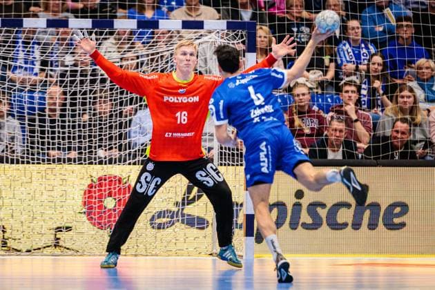 f l Bertram Obling VfL Gummersbach, 16 , Samuel Zehnder TBV Lemgo Lippe, 04 at seven-meter 7-meter throw GER, TBV Lemgo Lippe vs VfL Gummersbach, Handball, DHB Pokal, Matchday 3, Season 2025 2026, 05 11 2025 GER, TBV Lemgo Lippe vs VfL Gummersbach, Handball, DHB Pokal, Matchday 3, Season 2025 2026, 05 11 2025 Lemgo Copyright: xEibner-Pressefoto JanxRollingerx EP_JSK