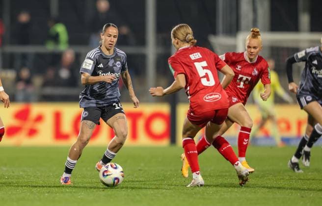 DEU, Frankfurt, Eintracht Frankfurt vs FC Köln, Google Pixel Frauen Bundesliga, DFB, Saison 2526, Stadion am Bretanobad, 9 Spieltag im Bild f l n r GÃ raldine Reuteler Eintracht Frankfurt 14 , Celina Degen FC Köln 5 DFB DFL REGULATIONS PROHIBIT ANY USE OF PHOTOGRAPHS AS IMAGE SEQUENCES AND OR QUASI VIDEO, 05 11 2025 Copyright: HMBxMedia HendrikxHamelau