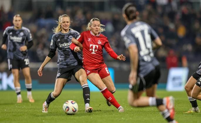 DEU, Frankfurt, Eintracht Frankfurt vs FC Köln, Google Pixel Frauen Bundesliga, DFB, Saison 2526, Stadion am Bretanobad, 9 Spieltag im Bild f l n r Amanda Ilestedt Eintracht Frankfurt 13 , Sandra Jessen FC Köln 6 , Zweikampf DFB DFL REGULATIONS PROHIBIT ANY USE OF PHOTOGRAPHS AS IMAGE SEQUENCES AND OR QUASI VIDEO, 05 11 2025 Copyright: HMBxMedia HendrikxHamelau