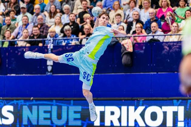 Miro Schluroff VfL Gummersbach, 15 in goal throw GER, TBV Lemgo Lippe vs VfL Gummersbach, Handball, DHB Pokal, Matchday 3, Season 2025 2026, 05 11 2025 GER, TBV Lemgo Lippe vs VfL Gummersbach, Handball, DHB Pokal, Matchday 3, Season 2025 2026, 05 11 2025 Lemgo Copyright: xEibner-Pressefoto JanxRollingerx EP_JSK