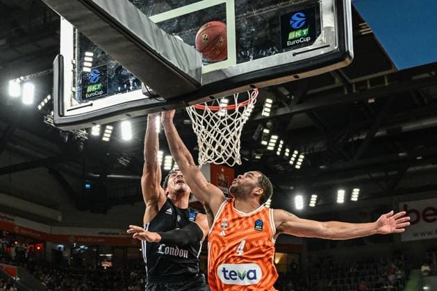6 Matchday BKT Euro Cup Ratiopharm Ulm v London Lions, Ratiopharm Arena Ulm 07 11 2025 Joel Scott London Lions, 1 makes the Christopher Ledlum Ratiopharm Ulm, 4 next to Ulm 07 11 2025 6 Matchday BKT EuroCup, Ratiopharm Ulm v London Lions, Ratiopharm Arena Ulm Copyright: xBEAUTIFULxSPORTS Märklx