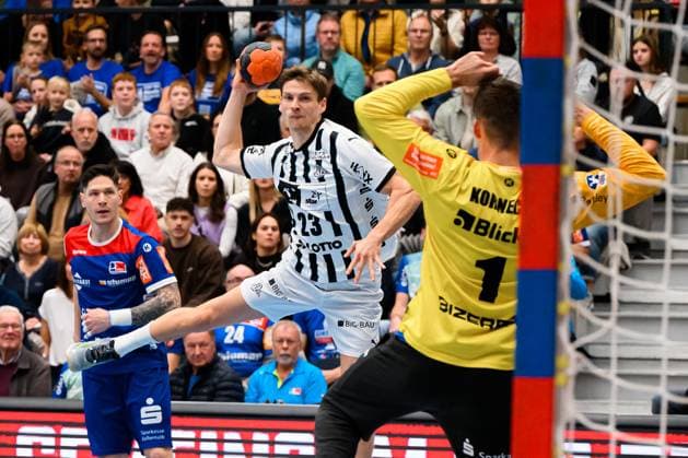 Balingen DHB Pokal Round of 16 HBW Balingen THW Kiel Rune Dahmke THW Kiel , Torhueter Mateusz Kornecki HBW Balingen Balingen Baden Württemberg Germany