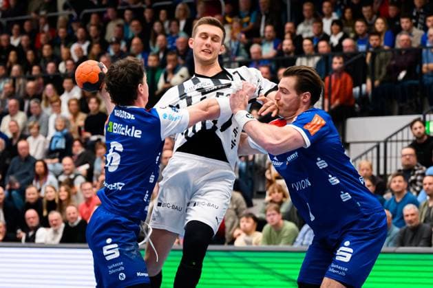 Balingen DHB Pokal Round of 16 HBW Balingen THW Kiel from left in duel Mex Raguse Balingen and Nikola Bilyk THW Kiel , Stefan Bauer Balingen Balingen Baden Württemberg Germany
