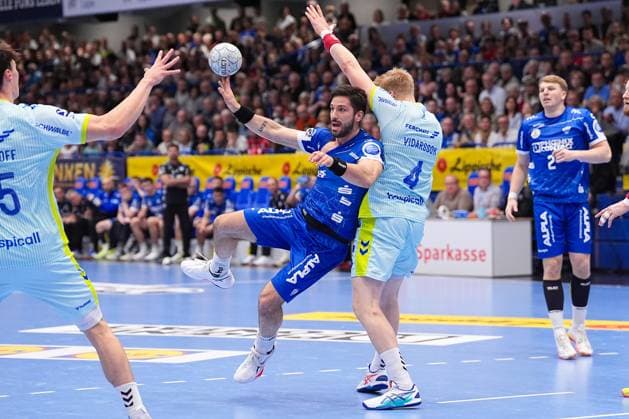 05 11 2025, xydrx, Handball, Round of 16 DHB Cup, TBV Lemgo Lippe VfL Gummersbach, PHOENIX Contact Arena Tim Suton TBV Lemgo Lippe 23 in duel against Ellidi Vidarsson VfL Gummersbach 4 North Rhine-Westphalia Germany