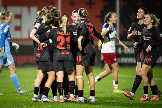 Womens Soccer Bundesliga Bayer 04 Leverkusen Hamburger SV, 05 11 2025 Goal celebration after the 1 0 by Kristin Kögel Bayer 04 Leverkusen, 11 Bayer 04 Leverkusen Hamburger SV on matchday 9 of the Google Pixel Womens Bundesliga on 05 11 2025 at Ulrich Haberland Stadium in Leverkusen North Rhine-Westphalia DFL REGULATIONS PROHIBIT ANY USE OF PHOTOGRAPHS AS IMAGE SEQUENCES AND OR QUASI VIDEO Copyright: xBEAUTIFULxSPORTS AxelxKohringx