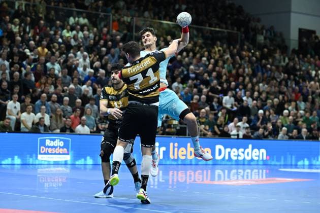 Nikolaj Enderleit MT Melsungen , 4 Oliver Seidler HC Elbflorenz 2006, 71 HC Elbflorenz 2006 vs MT Melsungen, DHB Cup Men, Season 2025 2026, 05 11 2025 HC Elbflorenz 2006 vs MT Melsungen, DHB Cup Men, Season 2025 2026, 05 11 2025 Dresden Copyright: xEibner-Pressefoto xHoepnerx EP_PHR